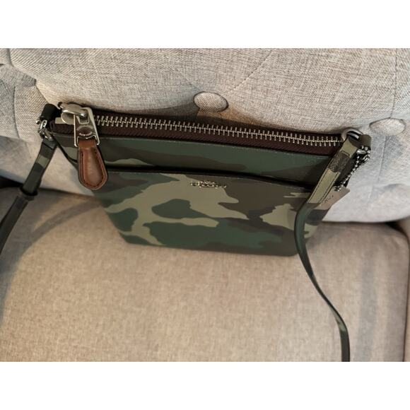 Vintage Coach Camo Dark Green/ Multi Pebble Leather Crossbody Bag - Picture 6 of 14